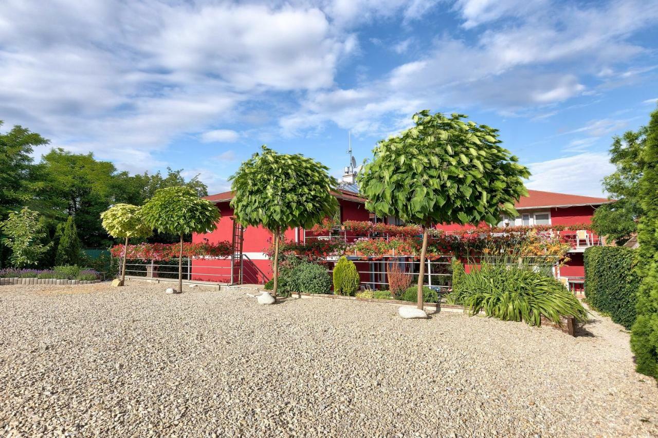 Apartmánový dom RED Hotel Podhájska Esterno foto