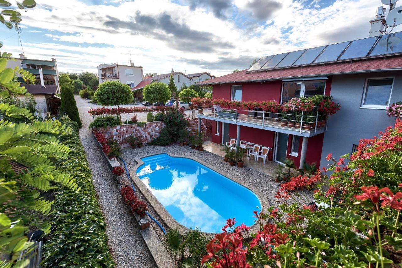 Apartmánový dom RED Hotel Podhájska Esterno foto